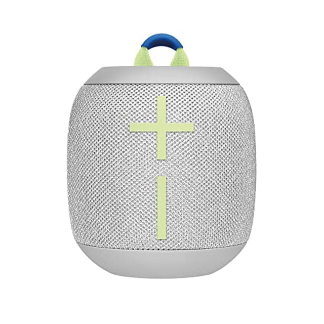 ultimate ears wonderboom 3, pequeño altavoz bluetooth inalámbrico portátil con sonido de 360 grados y graves grandes; vista frontal centrada del altavoz cilíndrico con rejilla textil gris claro, botones de volumen verticales en verde limón, base y tapa gris mate y asa azul-verde; resistente, flotante e impermeable IP67, alcance inalámbrico hasta 40 m (131 pies) y hasta 14 horas de reproducción; a menudo se usa como bocina portátil para viajes al aire libre.