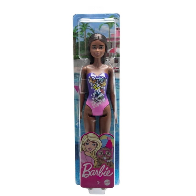 muñeca barbie fashion & beauty de playa muñeca en empaque vertical, vista frontal; Barbie de piel morena con traje de baño entero rosa y morado con estampado floral amarillo y blanco y cabello largo oscuro liso; fondo del embalaje con piscina y palmeras y logo Barbie en la base; suele utilizarse como juguete para juegos de playa y escenas veraniegas.