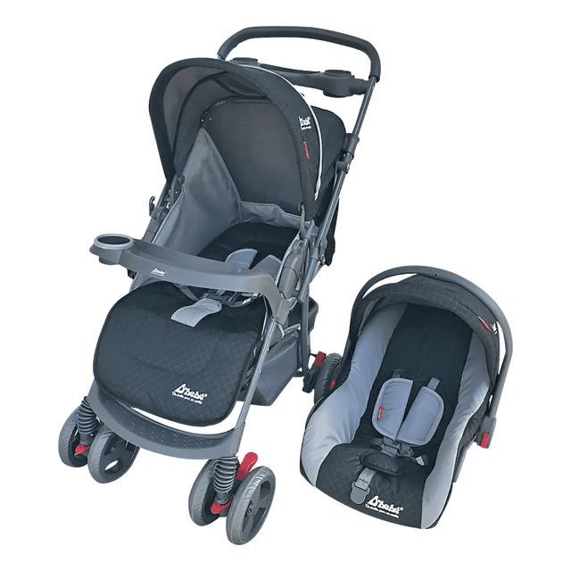 carriola reversible d'bebe reversible,charola,portabebe,travel system negro Carriola 3 en 1 negra en vista 3/4 con manubrio reversible y capota con ventana; asiento reclinable en varias posiciones, colchoneta desmontable gris, cinturón de 5 puntos visible, charola desmontable en el manubrio, portavasos y canastilla inferior amplia; incluye portabebé 3 en 1 independiente a la derecha, a menudo usado también como silla fija en el hogar.