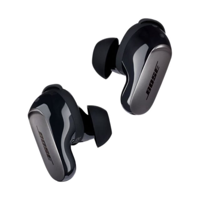 audífono in-ear inalámbrico bose quietcomfort ultra negro Vista 3/4 de dos auriculares Bose QuietComfort Ultra en negro con acabado brillante y panel exterior gris metalizado con logo Bose, puntas de silicón intrauditivas y diseño compacto, compatible con Bluetooth 5.3; también suelen usarse para llamadas manos libres durante viajes.
