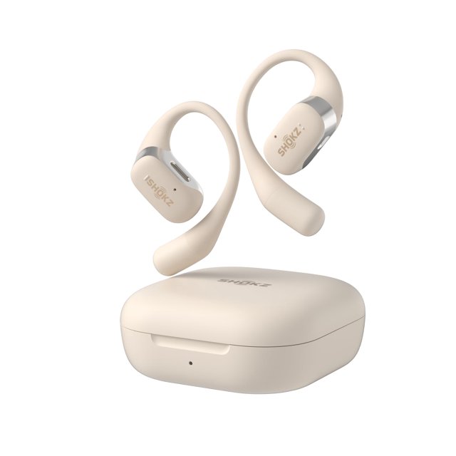 Auriculares Bluetooth Renovados SHOKZ OpenFit Open-Ear con Micrófono 28H de Reproducción renovado, vista 3/4 frontal de auriculares open-ear beige con ganchos ergonómicos para oreja, logos Shokz visibles y estuche de carga beige cuadrado con bordes redondeados; diseño compacto, conciencia situacional y hasta 28 horas de reproducción con estuche de carga. También adecuados para llamadas manos libres en movimiento.