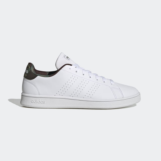 tenis adidas hombre gw9283 blanco 29 cm Tenis casual blancos de piel sintética, vista lateral derecha centrada; silueta baja con agujetas blancas, 3 franjas perforadas en el costado, puntera lisa y suela de caucho blanca con logo adidas en el lateral. Forro interior con detalle estampado oscuro. Apto como calzado diario y frecuentemente usado para viajes cortos.