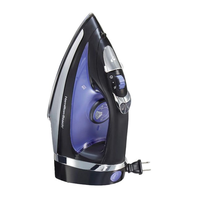 plancha de vapor con cable retráctil hamilton beach suela de acero inoxidable 14214 vista 3/4 frontal; plancha negra con depósito translúcido azul, suela de acero inoxidable en el borde inferior, dial grande de temperatura y controles de vapor en el mango, cable retráctil con clavija visible; a menudo usada para vapor vertical y prendas delicadas.