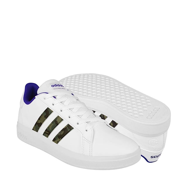 tenis joven adidas grand court gv6796 simipiel blanco Modelo juvenil adidas Grand Court gv6796 en vista 3/4 frontal y suela volteada; corte de simipiel blanco, tres franjas laterales con patrón camuflado, forro interior morado, cordones y suela de goma blancos. Uso urbano y escolar; suelen usarse también como calzado casual para actividades diarias.