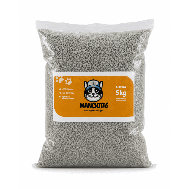 arena para gato manchitas orgánica bentonita natural 5kg alta absorción control olores — Bolsa transparente frontal de 5 kg con grano grueso gris claro; etiqueta naranja con logo 'manchitas' y texto 'AHORA 5 kg' y lista de beneficios que coinciden con la etiqueta. Vista centrada, fondo blanco de estudio, bolsa sellada de plástico. A menudo usada para mantener limpio el arenero.