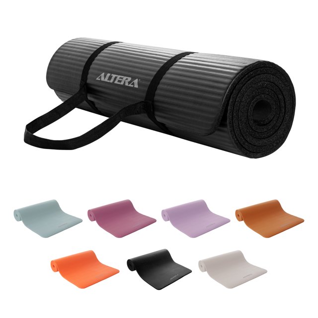 tapete de yoga mat antiderrapante altera fitness pilates gym negro enrollado con correa, vista 3/4 frontal; logo Altera visible, superficie acanalada antideslizante y acolchado de 1 cm, dimensiones 193 x 60 cm, ideal para yoga, pilates, meditación y estiramientos en casa, gimnasio o exterior; también suele usarse para ejercicios de movilidad y transporte fácil.