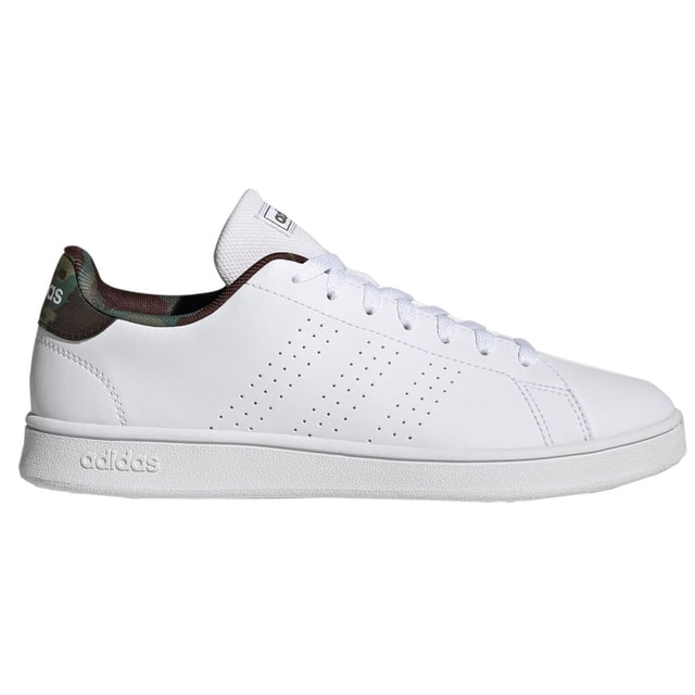 tenis adidas advantage base hombre gw9283 blanco Perfil lateral derecho de tenis blanco con corte normal y cierre de cordones; empeine de cuero sintético con tres rayas perforadas, suela de goma baja y forro de calcetín EVA. Talón con detalle camuflado y logo adidas en relieve.