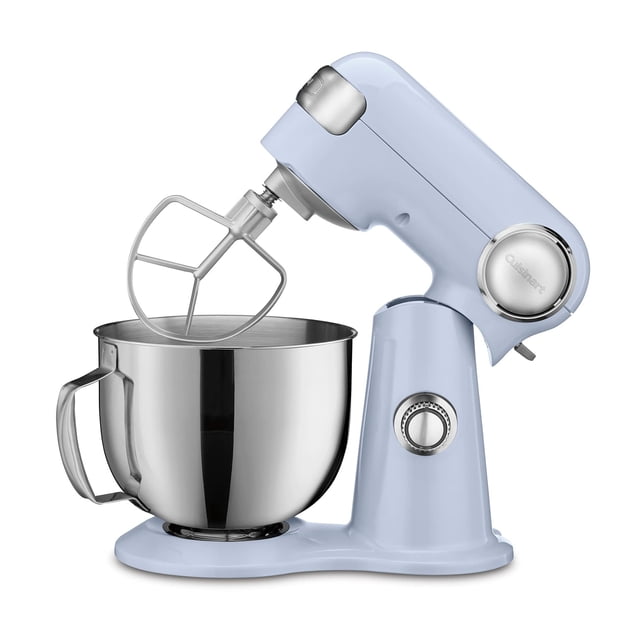 batidora de pie cuisinart sm-50blu 5.2l 12 velocidades de acero inoxidable, vista frontal 3/4 con cabezal inclinado hacia atrás; cuerpo azul esmerilado de metal fundido, perilla circular de control, tazón pulido de acero inoxidable de 5.2 L con asa, batidor tipo chef montado; incluye paleta, gancho para amasar y protector con boquilla. A menudo se usa también para preparar masas y cremas en porciones familiares.
