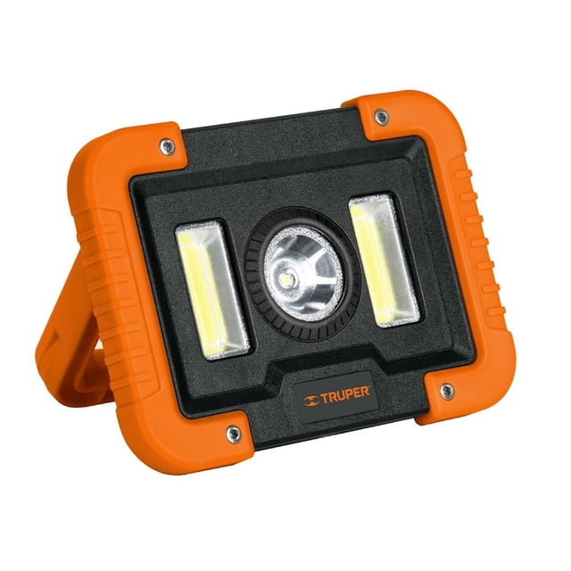 lampara truper lat-1300 recargable anaranjado, vista frontal 3/4 con soporte desplegado; marco de goma naranja y panel negro con foco LED central y dos tiras LED laterales, logo TRUPER visible, alcance de haz 220 m y hasta 4 horas de carga, adecuada para trabajo y emergencia.