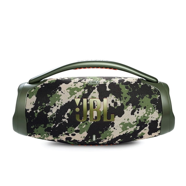 bocina inalámbrica bluetooth jbl boombox3 con batería de larga duración bocina portátil negra con malla en patrón camuflaje y gran logo JBL en el frente; vista frontal centrada con asa superior curvada y botón visible arriba, especificaciones de producto: Bluetooth 5.3, 3 vías, batería hasta 24 horas y certificación IP67, adecuada para fiestas y uso al aire libre.