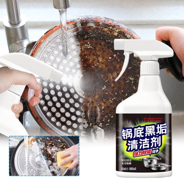 limpiador de ollas y sartenes, suciedad, acero inoxidable, grasa y manchas de cocina, potente quitamanchas (425 ml) botella con pulverizador blanco en primer plano; manos rociando el producto sobre residuos adheridos en la base de una olla y otra mano frotando con esponja en el fregadero, etiqueta multicolor visible. A menudo se usa para pretratar rejillas y utensilios antes del lavado.