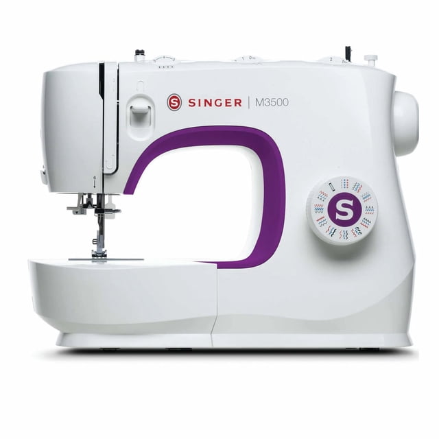 máquina de coser singer m3500, ligera y portátil, 110 puntadas — vista frontal 3/4 con brazo libre; cuerpo blanco con acento púrpura, dial de selección con 110 puntadas, placa de aguja y prensatelas visibles, enhebrador automático y luz LED, 5.7 pulgadas de espacio de costura; adecuada para telas elásticas, transparentes y mezclilla; también usada para acolchados pequeños.