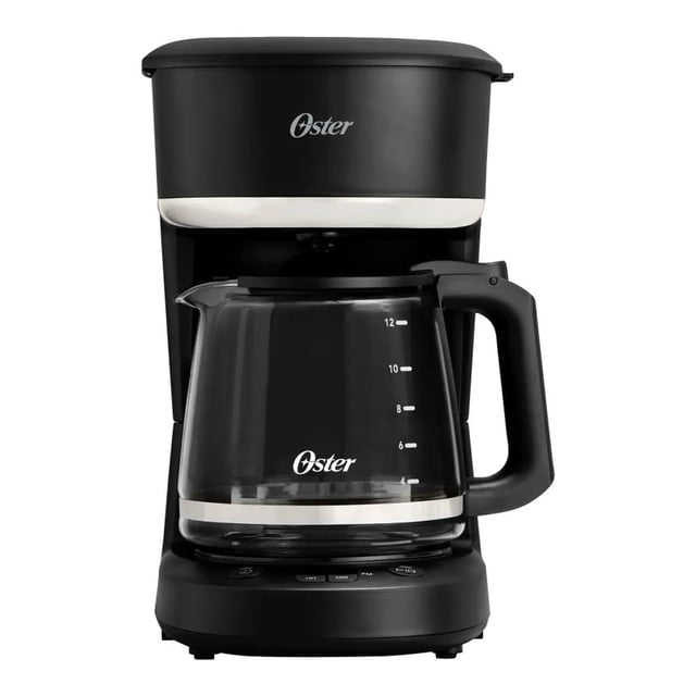 cafetera electrica oster programable 12 tazas negra con jarra de vidrio y logo Oster, vista frontal; panel con pantalla LED y botones para programar, jarra con marcas de 4 a 12 tazas y asa sólida, placa calefactora que mantiene caliente hasta 2 horas; también usada para preparar y mantener caliente agua para té.