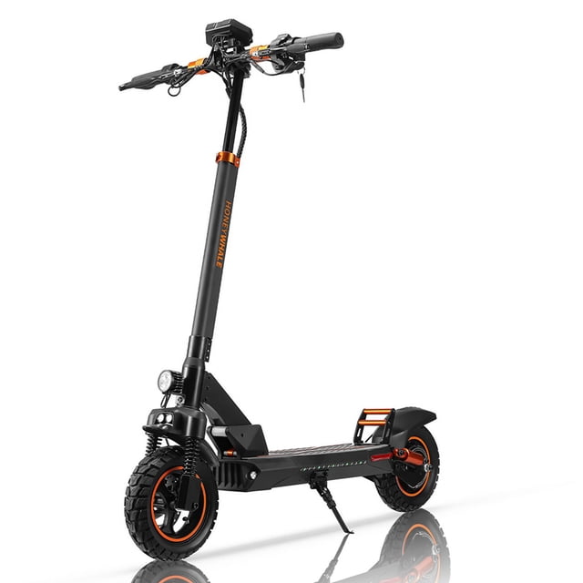 scooter eléctrico honey whale m4 negro 3/4 frontal mostrando chasis de aluminio negro con acentos naranja, manillar con pantalla y freno, faro LED delantero, suspensión y rueda todoterreno, plataforma antideslizante, guardabarros trasero y pata de apoyo. Velocidad 45 km/h, autonomía 30 km, motor 600 w, batería 10 AH; también suele usarse como patinete eléctrico compacto para traslados urbanos cortos.
