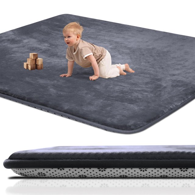 Alfombra de Juego para Bebés SEPARO 120x120 cm con Espuma Acolchonada Gruesa Gris, 3/4 frontal con bebé gateando sobre franela gris oscuro; núcleo viscoelástico de 3 cm y borde acolchado, base antideslizante con puntos. Ideal para gateo y tiempo boca abajo; plegable y portátil.