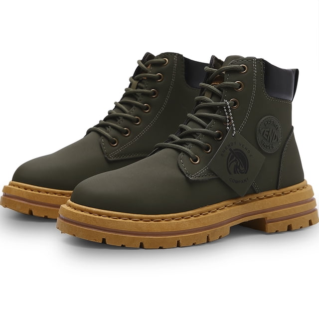 botas para hombre shendy vendy estilo urbano plataforma antideslizante helsinki, par 3/4 frontal en verde con cordones y ojales metálicos, lengüeta acolchada negra y logo circular Shendy Vendy en el costado; suela plataforma marrón con dibujo de tracción antideslizante y pespuntes visibles, diseño liviano adecuado para uso urbano y caminatas diarias; también suelen usarse como calzado cómodo para viajes cortos.