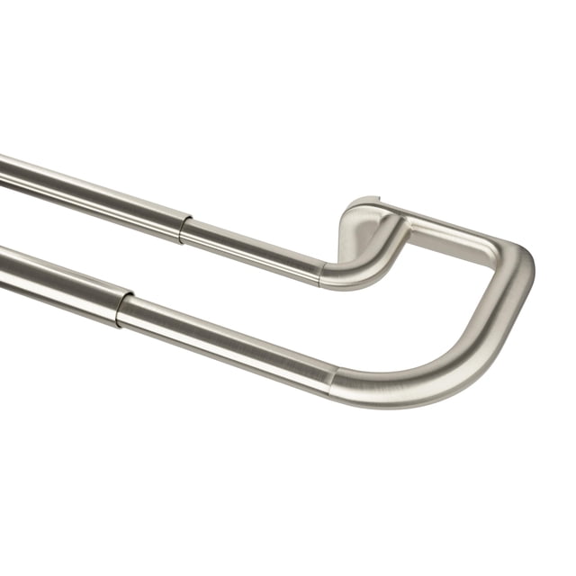 umbra cortinero doble twilight bloqueador de luz 71.1-121.9 cm, nickel — riel doble telescópico en nickel mate, primer plano de la curva en U y empalmes metálicos; diseño envolvente que permite que la cortina descanse contra la pared para reducir fugas de luz; también suele usarse para montar paneles opacos en ventanas estrechas.