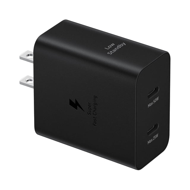 cargador de pared con adaptador de corriente samsung 50w duo ep-t5020xbegus cargador negro rectangular con clavijas plegables, dos puertos USB-C frontales marcados "Max 50W" y "Max 25W", texto lateral "Super Fast Charging" y superior "Low Standby"; adecuado para cargar simultáneamente teléfono y tableta en viaje.