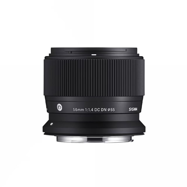 lente sigma 56mm f1.4 dc dn (c) -rf objetivo compacto para cámaras sin espejo Canon RF-S, vista frontal centrada con montura RF visible, anillo de enfoque acanalado, inscripción "56mm 1:1.4 DC DN ø55" y logo Sigma; ideal para retrato y también apto para fotografía de producto.