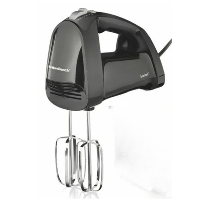 batidora de mano hamilton beach 6 velocidades, 250w con estuche a presión y accesorios de acero inoxidable negra (reacondicionado) Batidora de mano negra Hamilton Beach, vista 3/4 con asa superior y control de 6 velocidades en la parte superior; dos batidores tradicionales y un batidor de alambre de acero inoxidable insertados y cable trasero visible; el anuncio indica estuche a presión para guardar accesorios. Reacondicionada puede presentar detalles estéticos; también suele usarse para preparar mezclas y pequeñas cantidades para repostería doméstica.