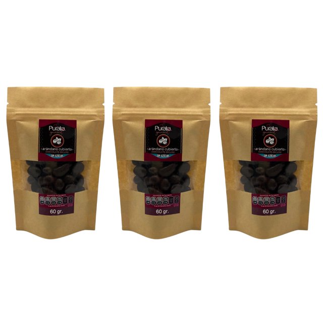 arándano cubierto de chocolate semiamargo puralia gourmet 60 g 3 pack — tres bolsas kraft frontales alineadas, vista centrada, cada bolsa con ventana transparente que muestra arándanos deshidratados bañados en chocolate semiamargo oscuro; etiqueta roja con logo Puralia y marcado 60 g. Apto para botana y mesas de dulces; a menudo usado como detalle gourmet.