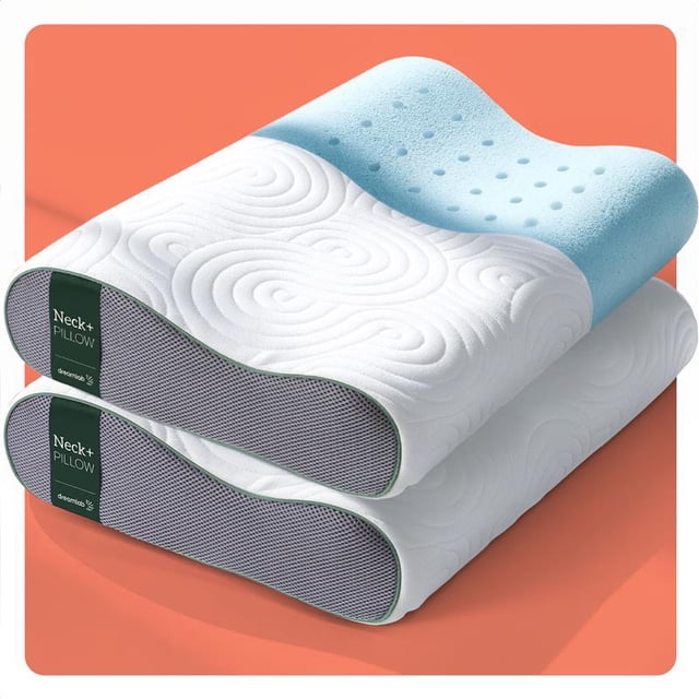 almohada dreamlab neck+ soporte cervical 2 pack memory foam con gel hipoalergénica tamaño estándar Pack de dos almohadas Dreamlab Neck+ en vista 3/4 frontal; funda de bambú blanca con patrón ondulado y laterales grises con etiqueta verde, una almohada abierta revela espuma Dreamfoam® azul con orificios perforados y perfil ergonómico curvo que favorece la alineación cervical y ventilación para disipar calor; también adecuada como apoyo cervical para viajes o lectura en cama.