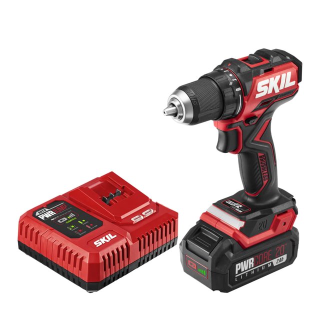 taladro perforador skil pwr core 20 sin escobillas de 20 v 1/2 con accesorios, vista 3/4 frontal del taladro compacto rojo y negro con mandril de trinquete sin llave de 1/2 pulgada, empuñadura con patrón de agarre visible, selector de par de 17 posiciones y batería PWR CORE 20 acoplada; junto a cargador PWR CORE 20 con panel de indicadores LED; suele utilizarse también para montaje y trabajos de bricolaje en espacios reducidos.