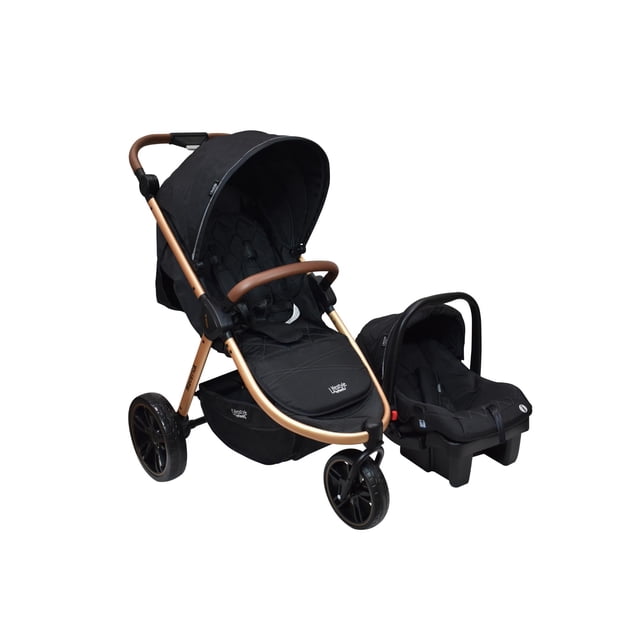 sistema de viaje lifestyle by infanti maverick negro cochecito deportivo negro con estructura metálica dorada, vista 3/4 frontal que muestra asiento reclinable en varias posiciones, capota extendida y barra de seguridad desmontable; incluye portabebé grupo 0+ junto a la carriola, canastilla amplia debajo y ruedas 3 con amortiguadores y seguro antigiratorio frontal; también es adecuado para viajes compactos y almacenamiento en vehículo.