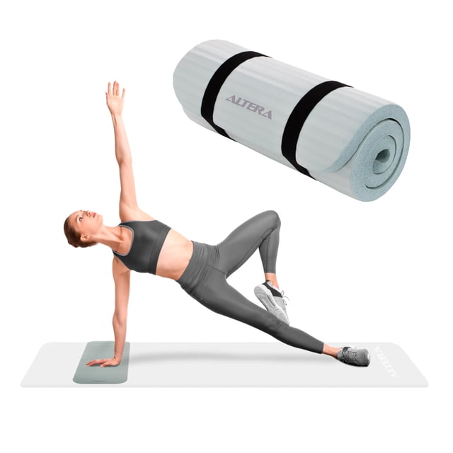 tapete apoyo de rodillas altera yoga mat soporte pilates gym Aguamarina; esterilla compacta enrollada con logo Altera y correa negra y versión desplegada bajo la rodilla de una mujer en ejercicio de pilates. Dimensiones 62 x 27 cm, amortiguación 15 mm según especificación, superficie antideslizante y material impermeable fácil de limpiar; adecuada también como soporte para estiramientos focalizados o ejercicios de muñeca.
