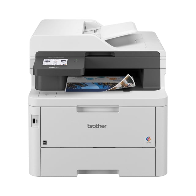 multifuncional brother mfc-l3780cdw color láser inalambrico vista frontal centrada de la impresora multifunción Brother MFC-L3780CDW en negro y gris claro, bandeja superior con alimentador automático de documentos, panel táctil a color frontal izquierdo, salida frontal con hoja a color visible, puerto USB delantero y logotipo Brother; ideal para impresión, copiado y escaneo en oficina doméstica y a menudo usada para digitalizar documentos para archivado.