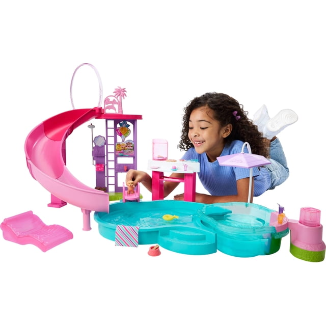 playset barbie dream pool con 6 áreas de juego y más de 20 accesorios set frontal: piscina turquesa con tobogán curvo rosa, bañera de hidromasaje con función de burbujas, área de ducha, tabla de buceo y estación de aperitivos; incluye flotador tipo tumbona, sombrilla, toallas, pelota y mascota perrito; niña jugando sobre fondo blanco; ideal para juego narrativo y para organizar accesorios pequeños.