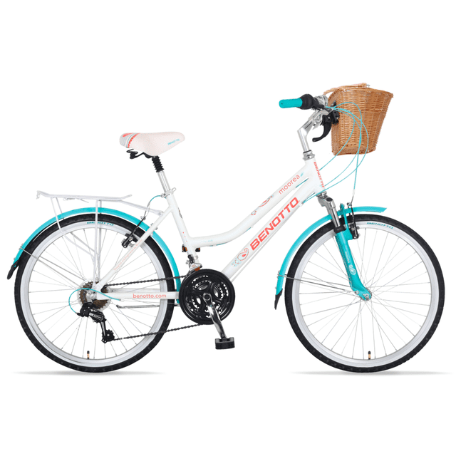 bicicleta benotto city moorea r24 21v aluminio suspensión blanco benotto moorea — Vista lateral derecha, cuadro step-through de aluminio blanco con suspensión delantera en tijera de acero; rines 24" de aluminio, horquilla y guardabarros turquesa, logo Benotto en tubo diagonal, manubrio con canasto de mimbre, asiento ergonómico blanco, sistema Sunrace 21 velocidades y frenos en V delantero y trasero; adecuada para recorridos urbanos y paseos recreativos.