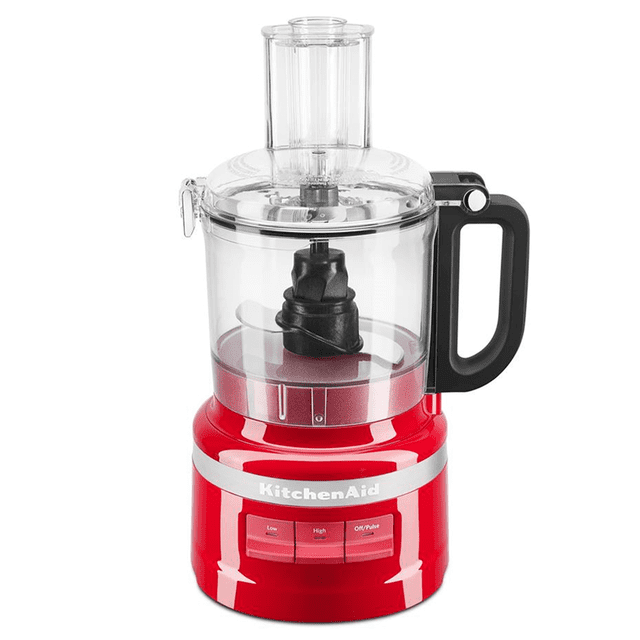 procesador de alimentos kitchenaid kfp0719ler de 7 tazas rojo kitchenaid picador alimentos vista frontal del procesador de 7 tazas en rojo con base curva y logo KitchenAid, tazón transparente con tapa y tubo alimentador, mango negro ergonómico, eje y cuchilla multiusos visibles y panel con tres botones para velocidades ExactSlice. Adecuado también para preparar porciones pequeñas en viajes.