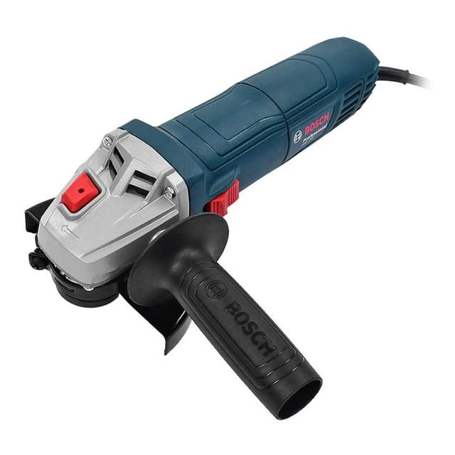 esmeril angular miniesmeriladora bosch gws 700 eje m14 13a3-0g0 Vista 3/4 frontal de una esmeriladora Bosch azul con cuerpo alargado, cabeza metálica plateada, botón rojo de bloqueo de eje, protector de disco y mango lateral negro con logo Bosch; cable de alimentación visible, herramienta eléctrica para desbaste.
