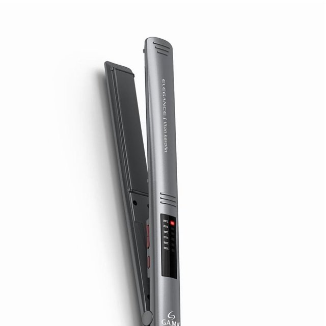 plancha alaciadora gama italy keratin elegance led 230°c — 3/4 frontal de la plancha gris con placas ultralargas de 12 cm, diseño ultraplano, pantalla LED con indicador de 230°C, botones laterales y logo Gama; pensada para alisar mechones grandes y cabello largo; fondo blanco. A menudo usada también para alisar extensiones o melenas muy largas de manera más rápida.