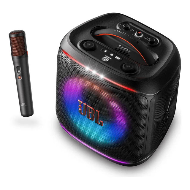 bocina portátil jbl partybox encore 2 plus bocina negra compacta con rejilla frontal y logo JBL iluminado por anillos de luces RGB, panel superior con asa integrada y botones de control visibles; micrófono inalámbrico negro con malla roja a la izquierda; diseñada para karaoke y fiestas, emparejable en estéreo y resistente a salpicaduras IPX4. A menudo se usa también para sesiones de karaoke doméstico o pequeños eventos.