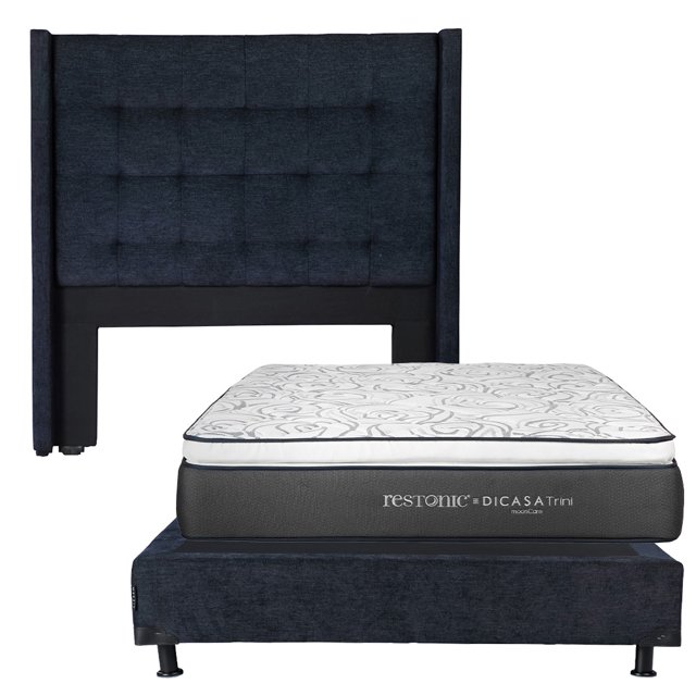 colchón queen size dicasa niza + box trini + cabecera titan conjunto azul: vista frontal, cabecera alta tapizada en tela tejido plano azul con capitoné cuadrado; box tapizado a juego con patas metálicas de aproximadamente 10 cm; colchón Dicasa Trini con colchoneta Eurotop de 6 cm, borde oscuro con logo Restonic y confort semi-firme; a menudo usado como apoyo para lectura o ver televisión en la cama.