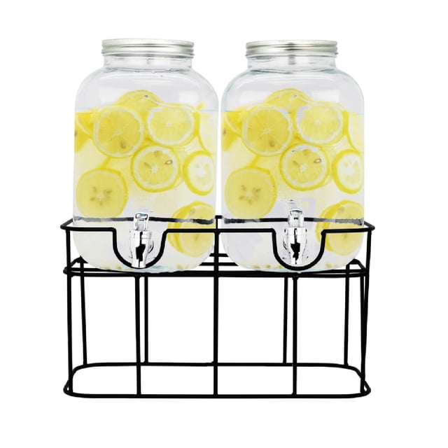 dispensadores bebidas, vitrolero de vidrio grueso, tipo mason jar para bebidas frías; aguas frescas, capacidad de cada vitrolero 5 litros Dos vitroleros de vidrio transparente de 5 litros con tapas de rosca plateadas en soporte metálico negro; cada frasco muestra rodajas de limón en agua y tiene boquilla cromada con anillo de silicón visible en la tapa. Composición centrada, vista frontal sobre fondo blanco; ideal para fiestas y servicio de bebidas en casa.