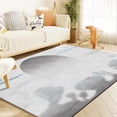 thumbnail image 3 of La Alfombra de La Sala de Estar Es Geométricamente Buena para Uso Doméstico. El Dormitorio Está Cubierto con Tapetes y La Alfombra de La Mesita de Noche Se Usa Como Tapete., 3 of 4