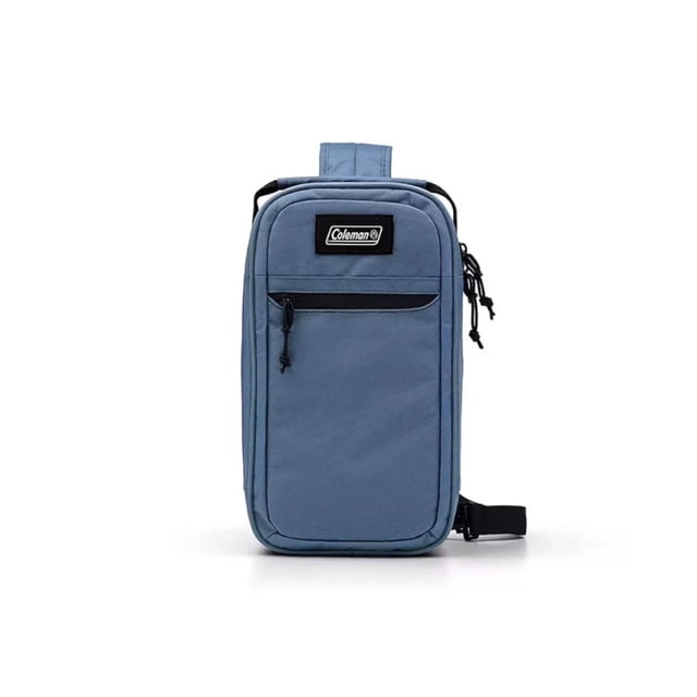 hielera personal tipo mochila coleman 6 latas azul 2156382 mochila-hielera azul con parche Coleman en el frente, vista frontal vertical; bolsillo frontal con cierre y tiradores, asa superior acolchada y correa bandolera ajustable que puede engancharse a ambos lados o al manillar de bicicleta. Dimensiones 35 x 30 x 15 cm, capacidad 6 latas, tejido de poliéster reciclado, aislamiento TempLock y costuras soldadas. También apta para llevar snacks o una lonchera en salidas cortas.