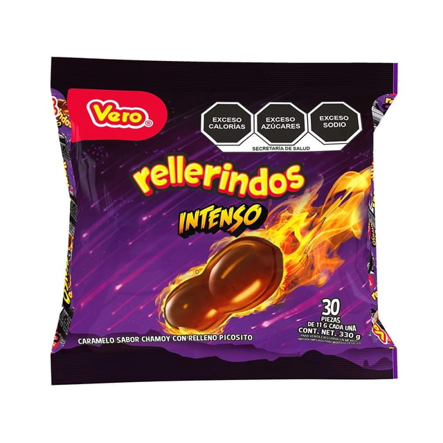 dulce vero rellerindo intenso 30 piezas Bolsa frontal de Dulces Vero Rellerindo Intenso con 30 piezas, vista centrada sobre fondo morado con llamas; muestra dos caramelos marrón con brillo y relleno interior, texto "Intenso" y sellos de advertencia sanitaria; caramelo sabor tamarindo picante, ideal para mesa de dulces, compartir y para decorar bolsitas de fiesta.