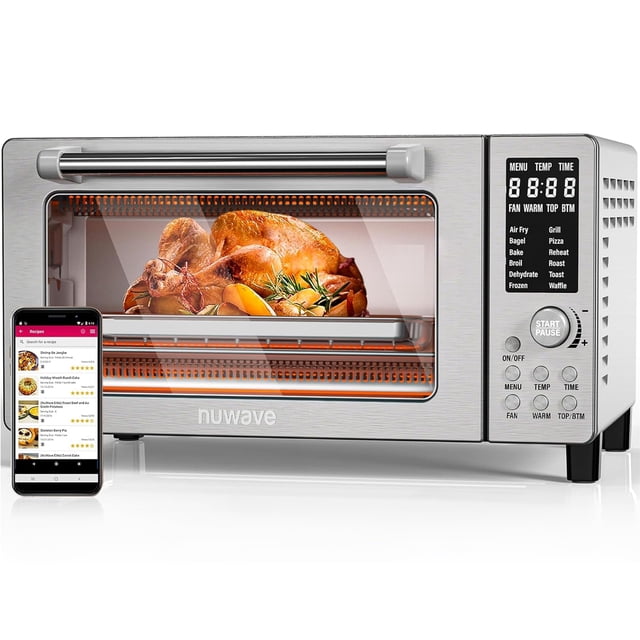 nuwave bravo air fryer toaster smart oven, 12-in-1 countertop convection, 1800 watts, 21-qt capacity; vista frontal centrada de horno tostador en acero inoxidable cepillado con puerta de vidrio y asa horizontal, panel digital a la derecha con menú, controles de 50°-450°F y ajuste superior/inferior 0%-100%; bandeja con pollo rostizado visible y smartphone mostrando la app; también suele usarse para recalentar o dorar porciones pequeñas.