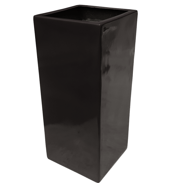 maceta de fibra de vidrio mod. tower grande chocolate fibraformas fibraformas de méxico tower grande Columna rectangular alta color chocolate, vista frontal 3/4; mide 70 cm de alto por 30 cm de ancho y 30 cm de base, fibra de vidrio con acabado liso y brillante, sin orificios de desagüe visibles; apta para interior y exterior; suele usarse también como macetero decorativo para palmas o arbustos.