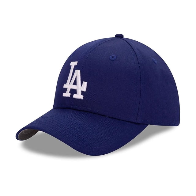 gorra mlb new era unisex curva logo los angeles dodgers azul, vista 3/4 frontal de gorra curva con visera preformada y paneles estructurados; logo 'LA' blanco bordado en el frente, ojales de ventilación y cierre trasero ajustable con velcro. A menudo usada como accesorio casual para mostrar apoyo al equipo oficial MLB.