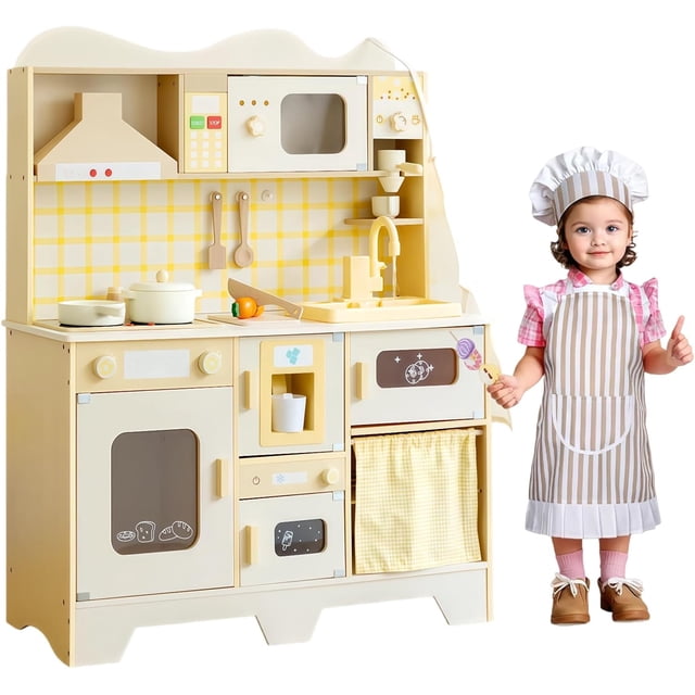 cocina de juguete para niños, cocinita para niñas con luz, fregaderos de juguete con agua corriente, horno, microondas, máquina de hielo, juego de utensilios de cocina y accesorios para 4 a 6 años Amarillo MYXSRI: vista frontal de cocinita infantil amarilla (77×34.5×95.3 cm) con fregadero funcional y bomba manual que simula agua corriente, grifo y encimera con hornillas y perillas; incluye horno con puerta transparente, microondas, campana extractora, máquina de hielo y más de 15 utensilios y accesorios visibles; fondo a cuadros y figura de niña vestida de chef a la derecha para referencia de tamaño; a menudo se usa en juegos de rol y actividades creativas en casa.
