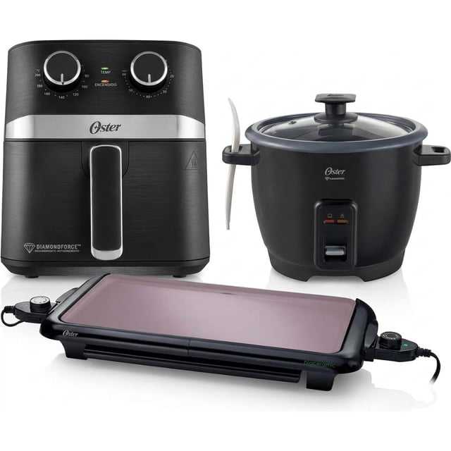 combo de freidora de aire manual ckstaf401mdf4 l + plancha de asar eléctrica ckstgrfm18w013 + arrocera eléctrica 7 tazas ckstrcb7dfbl Oster: freidora de aire negra 4L con dos perillas frontales y asa central, arrocera negra de 7 tazas con tapa de vidrio y paleta removible, y plancha eléctrica con superficie antiadherente Bioceramic en primer plano; freidora con recubrimiento DiamondForce y capacidad para cocinar un pollo hasta 2.3 kg; suele usarse también para preparar guarniciones y snacks rápidos.