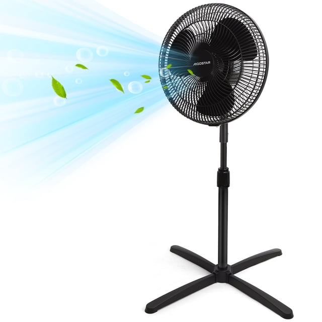 aigostar ventilador de pedestal 16" silencioso, 3 aspas, 3 velocidades, oscilación de 90°, altura ajustable, cabezal inclinable, color negro, ideal para dormitorio, sala y oficina. Vista 3/4 frontal de pedestal negro con base en cruz y tubo telescópico; rejilla circular y perilla mecánica visible, proyección de aire hacia la izquierda que sugiere cobertura amplia; también suele usarse como ventilador de apoyo en estaciones de trabajo pequeñas.