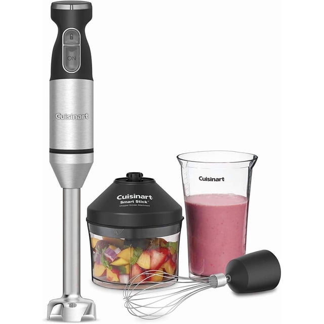 cuisinart csb-179 batidora de inmersión smart stick con accesorios, vista frontal con cuerpo de acero cepillado y mango negro, pie mezclador desmontable de metal, vaso medidor transparente con batido rosa, picador con tapa negra y frutas troceadas, varilla batidora separada con adaptador; adecuada también para preparar salsas y purés en tazones pequeños.