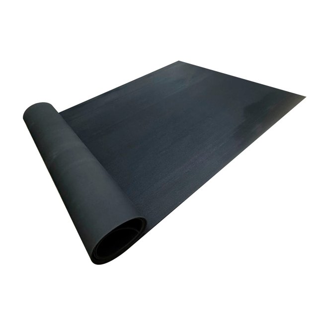 phasa tapete hule negro estriado mil rayas uso rudo antideslizante gimnasio — 3/4 frontal de tapete parcialmente enrollado, superficie negra con estrías longitudinales mil rayas y base de hule texturizada antideslizante; adecuado para gimnasio, taller o escaleras en interiores, y también usado a menudo para proteger el subsuelo bajo equipos de ejercicio.