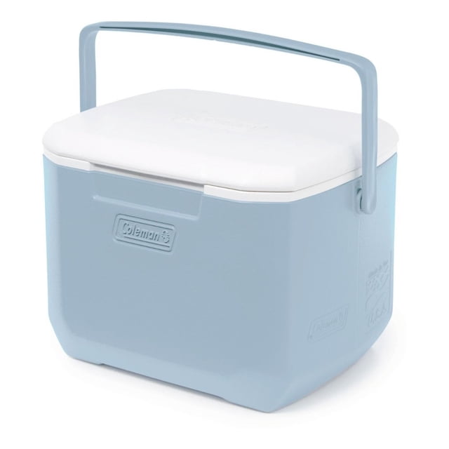 hielera portátil coleman 2160727 16qt 15lts multicolor Azul cielo Coleman 16 QT (15 L) hielera de plástico, vista frontal 3/4 con tapa blanca y asa abatible azul, relieve con logo Coleman en el frente, superficie lisa tipo mate, medidas 28.2 x 40 cm, capacidad para 22 latas + hielo; conserva hielo hasta 2 días a 30 °C, ideal para camping, playa y picnics y a menudo usada para transportar bebidas en salidas al aire libre.
